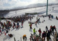 スキーヤーやボーダーで賑わうゲレンデ